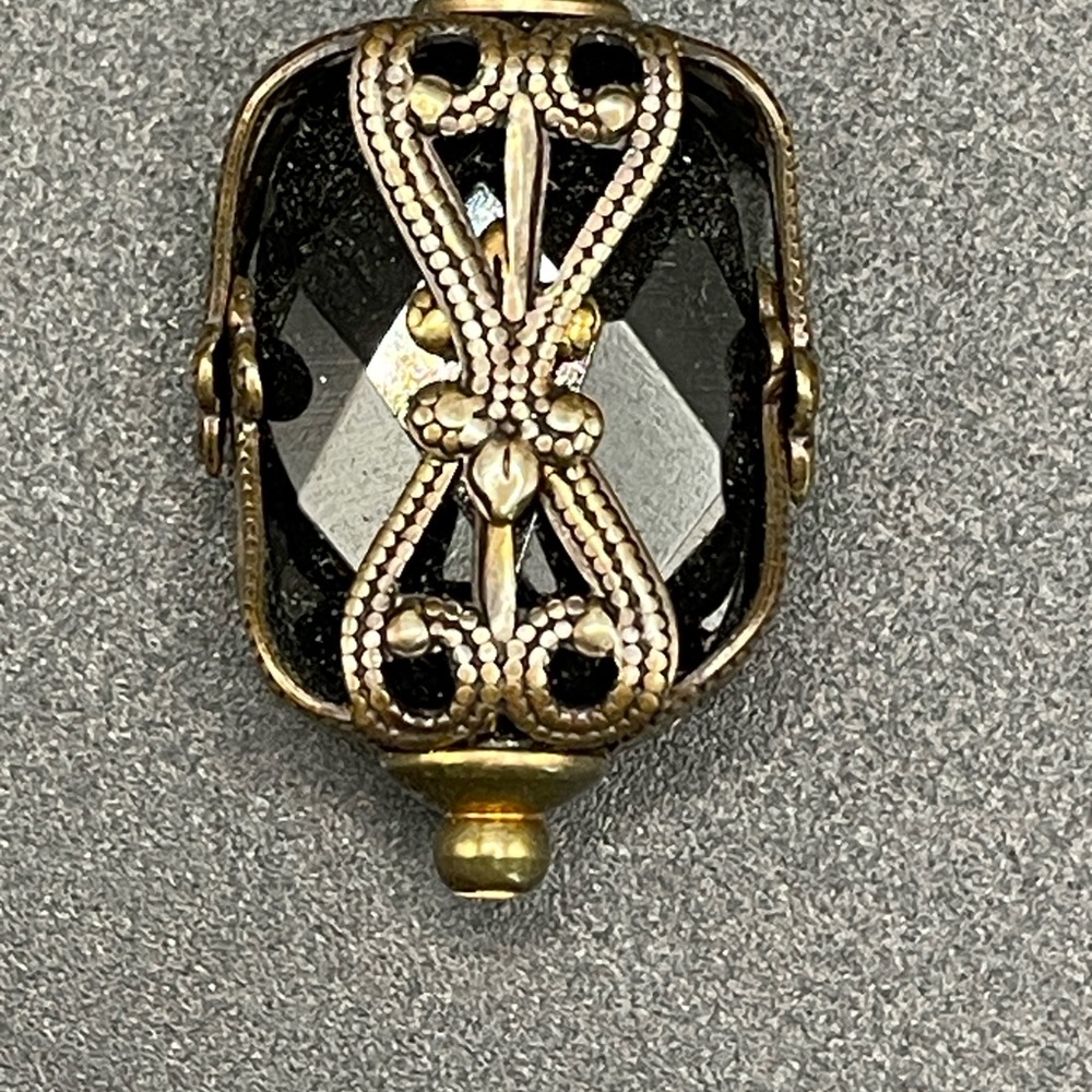 Elegant Black and Gold Pendant Necklace - Picture 5 of 12
